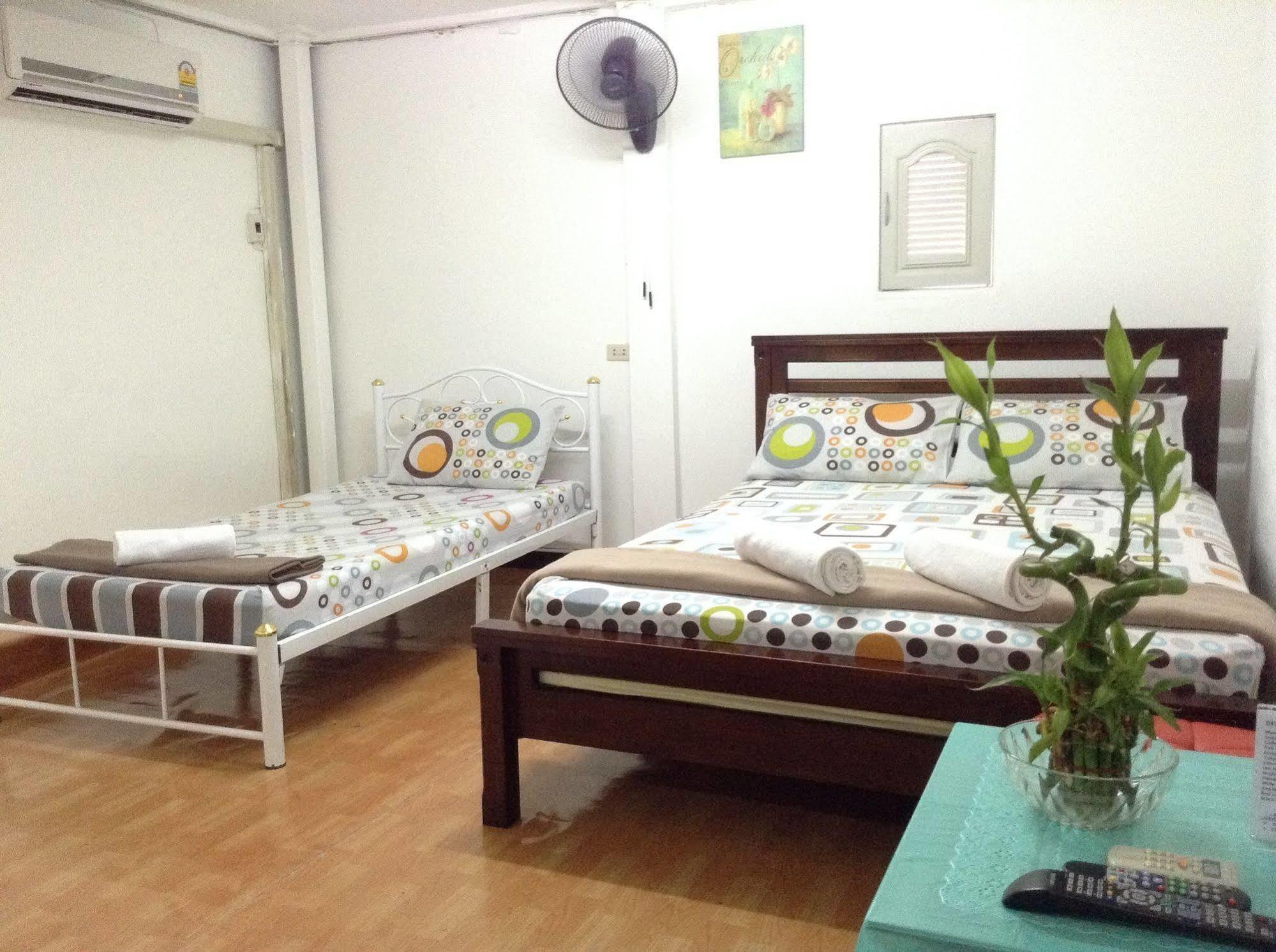 Mint Hostel Bangkok Bagian luar foto
