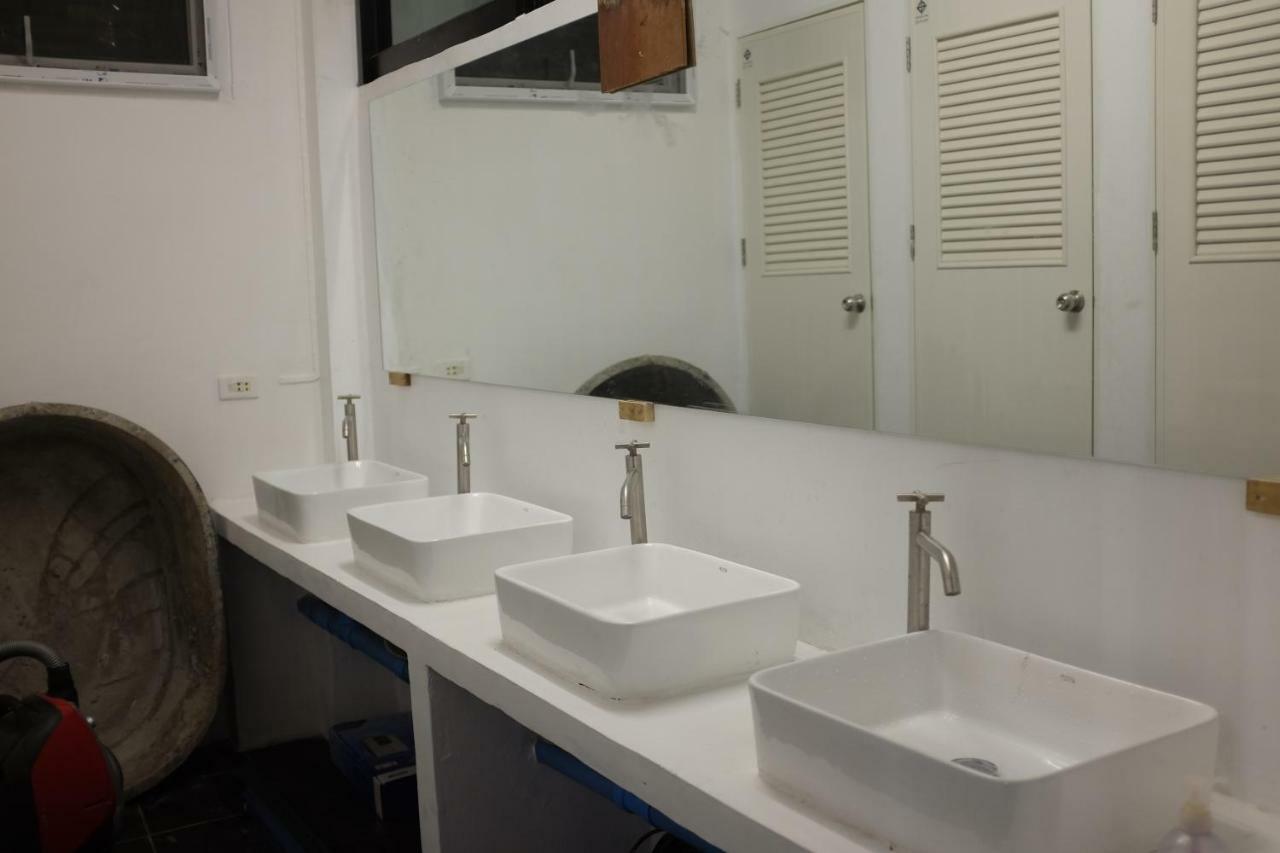 Mint Hostel Bangkok Bagian luar foto